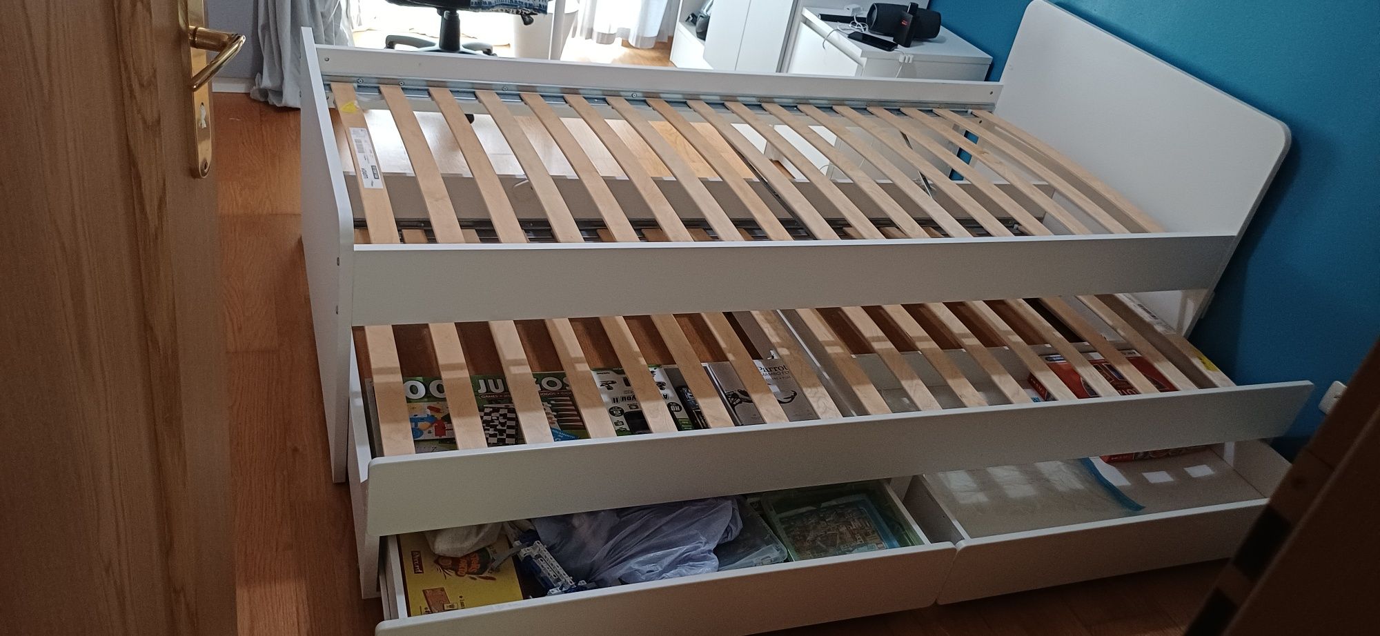 Cama dupla com arrumação