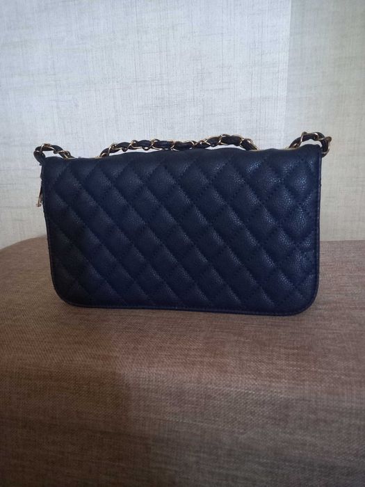 Mala azul marinho, com detalhes em dourado