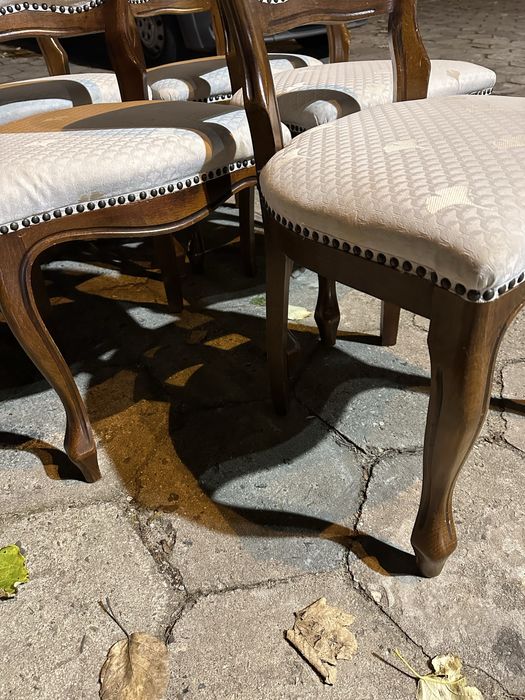 Zestaw pięciu krzeseł ludwika XV tapicerowane siedziska rzeźbione nogi