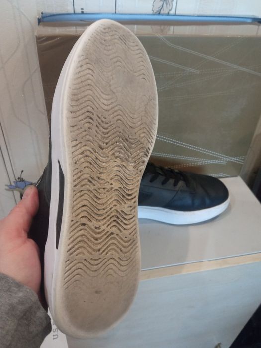 Продам мужские демисезонные кроссовки  - сникерсы Anta .Очень лёгкие.