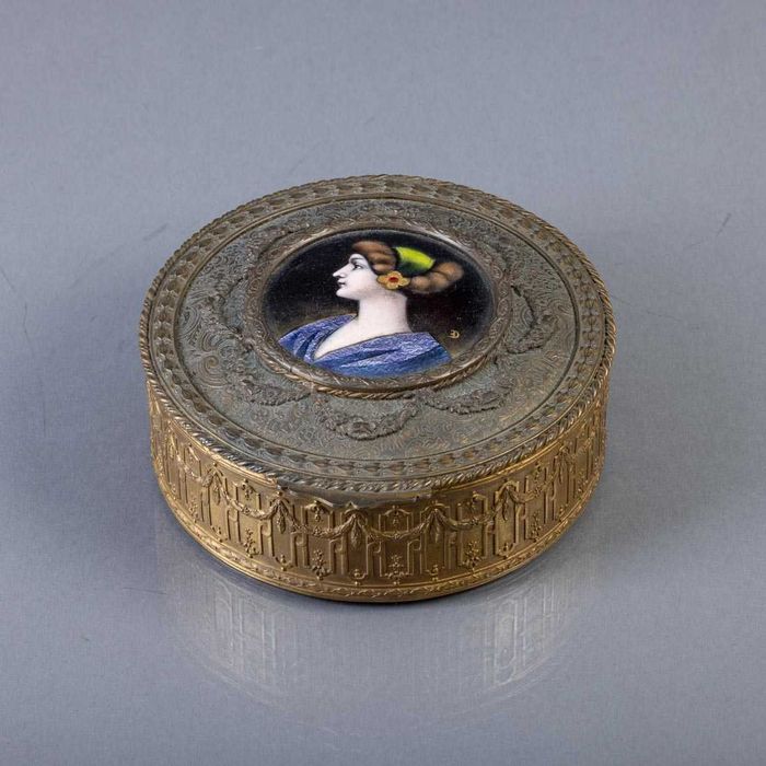 Caixa Redonda com Placa em Esmalte