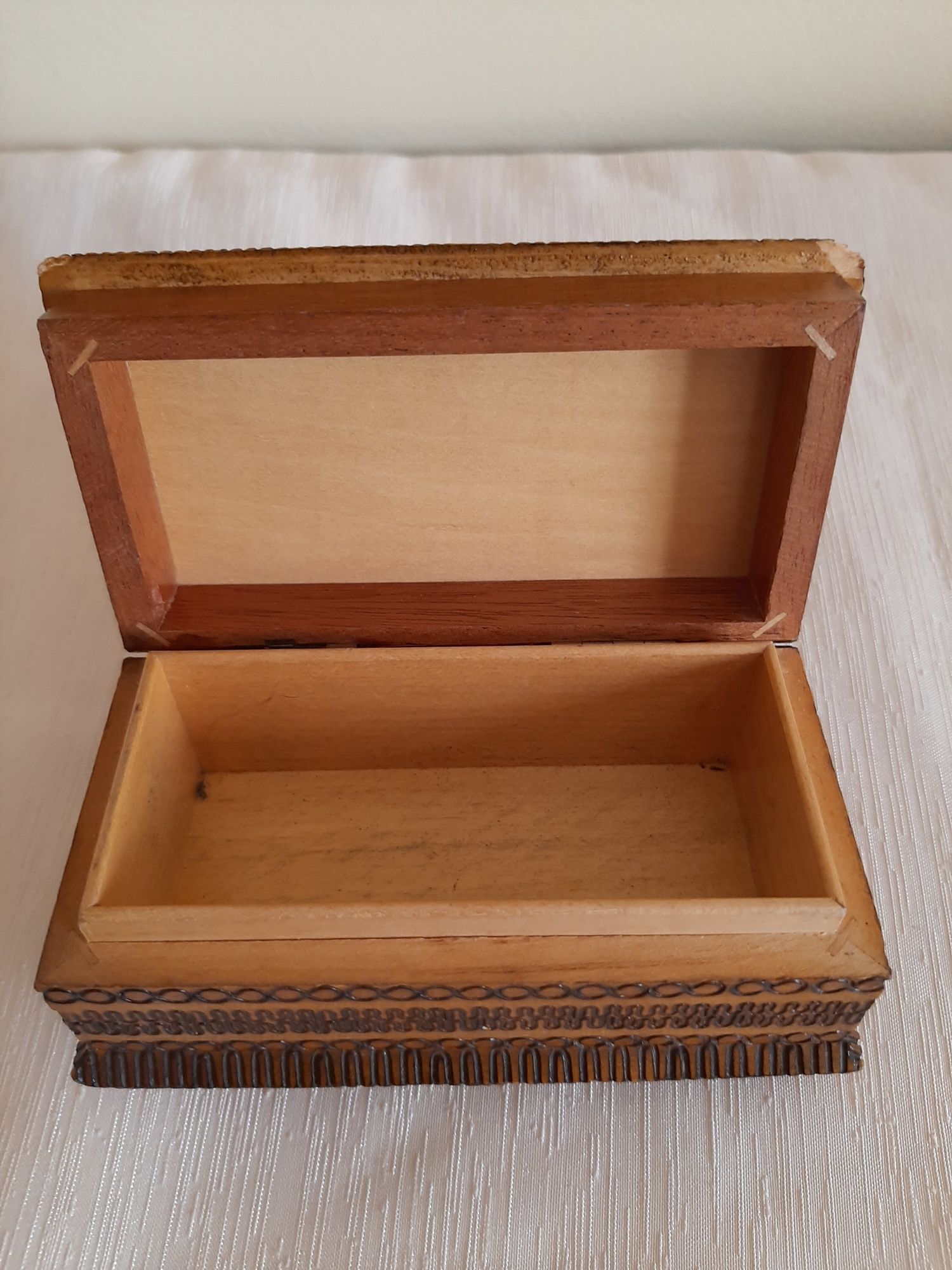 Kasetka szkatułka drewniana Zakopane pamiątka z Prl lata 6o-te