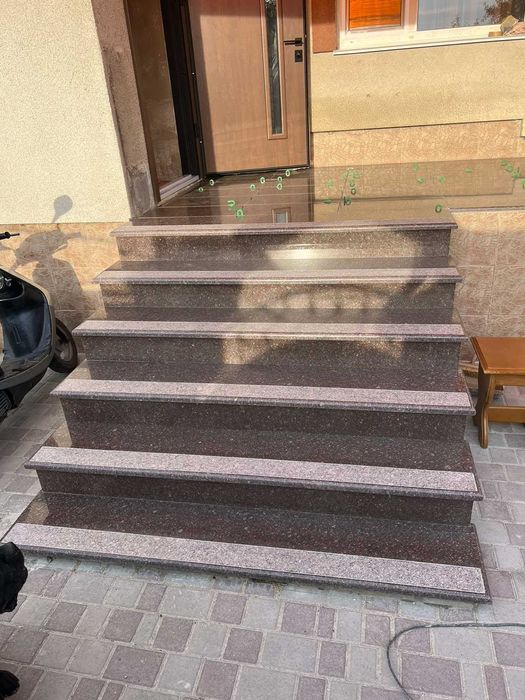 Гранітні сходи, підвіконня, накривки, кришки, відливи, плитка, ступени