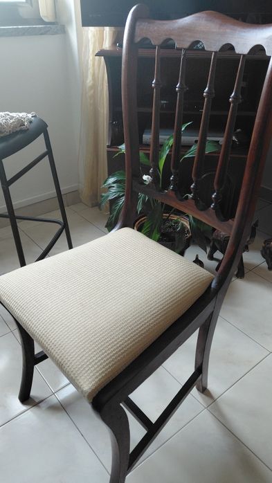 Mesa de sala em mogno.
6 cadeiras
Mesa fechada de 1,60m×1m
Mesa aberta