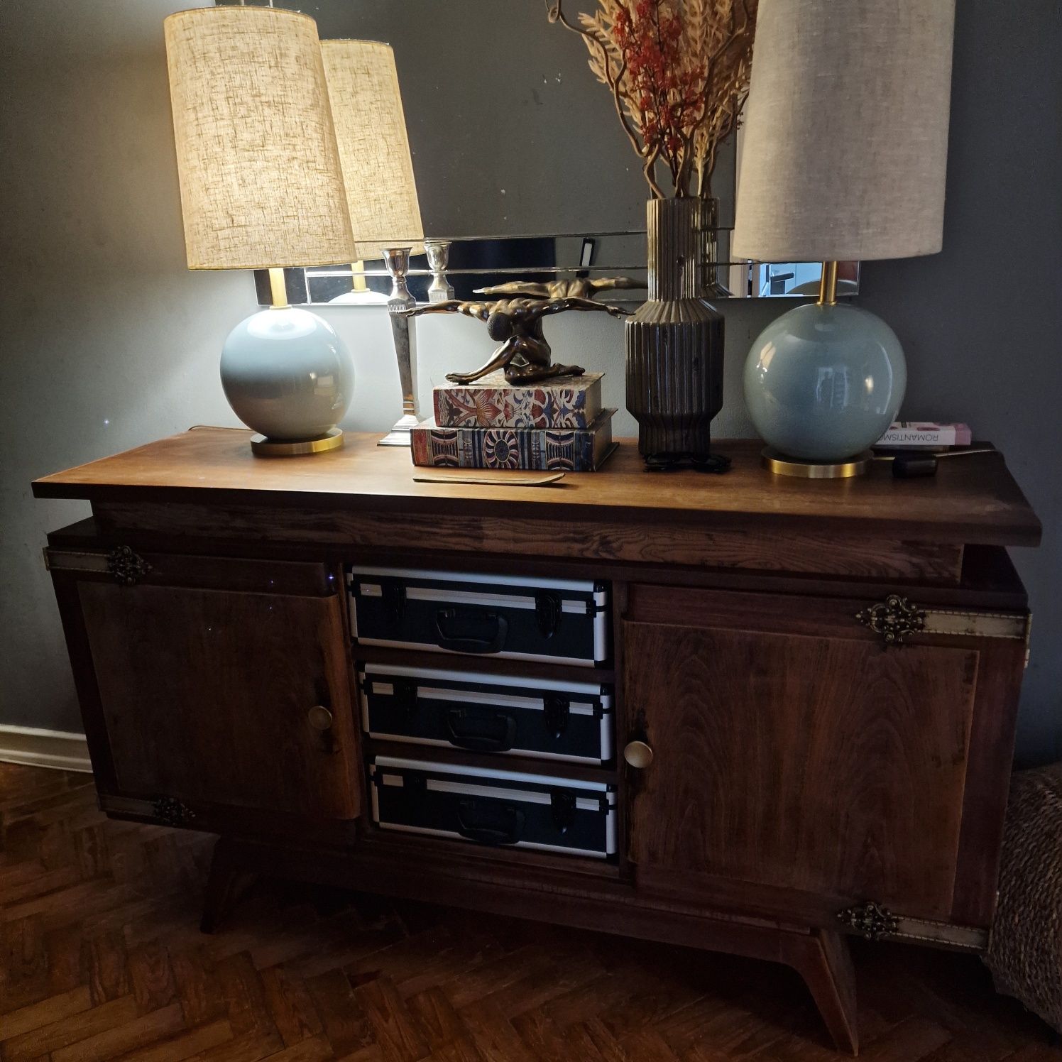 Móvel Art Déco de Madeira Maciça – Estilo e Qualidade!