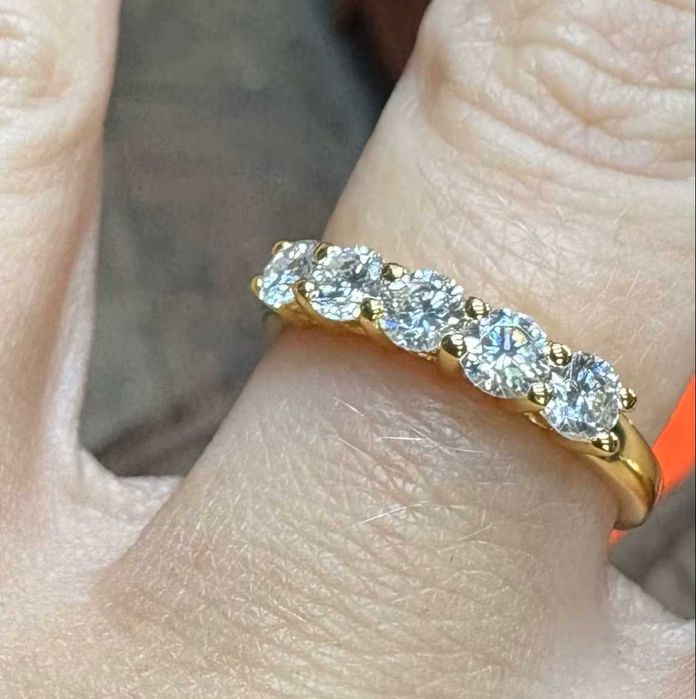 Pierścionek Moissanite wykonany w 100% z 14-karatowego złota