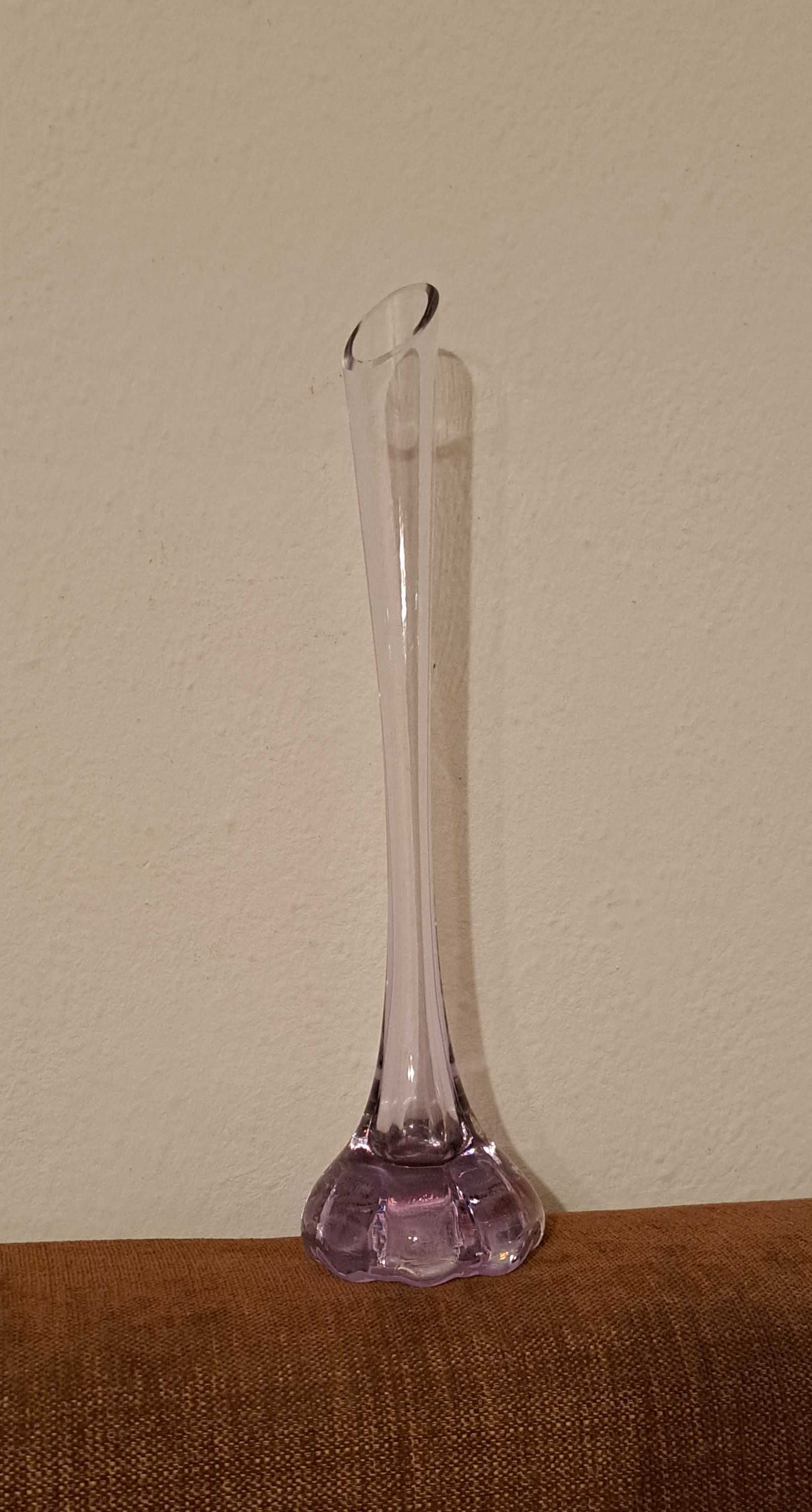 fioletowy szklany wazonik - tzw słonia noga