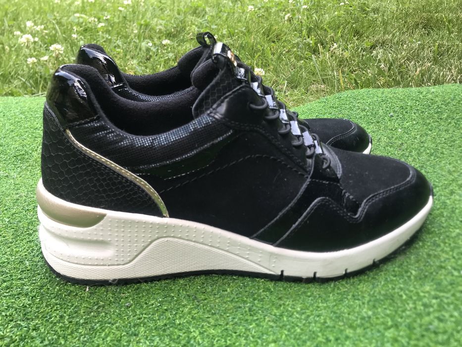 Продам кроссовки Tamaris