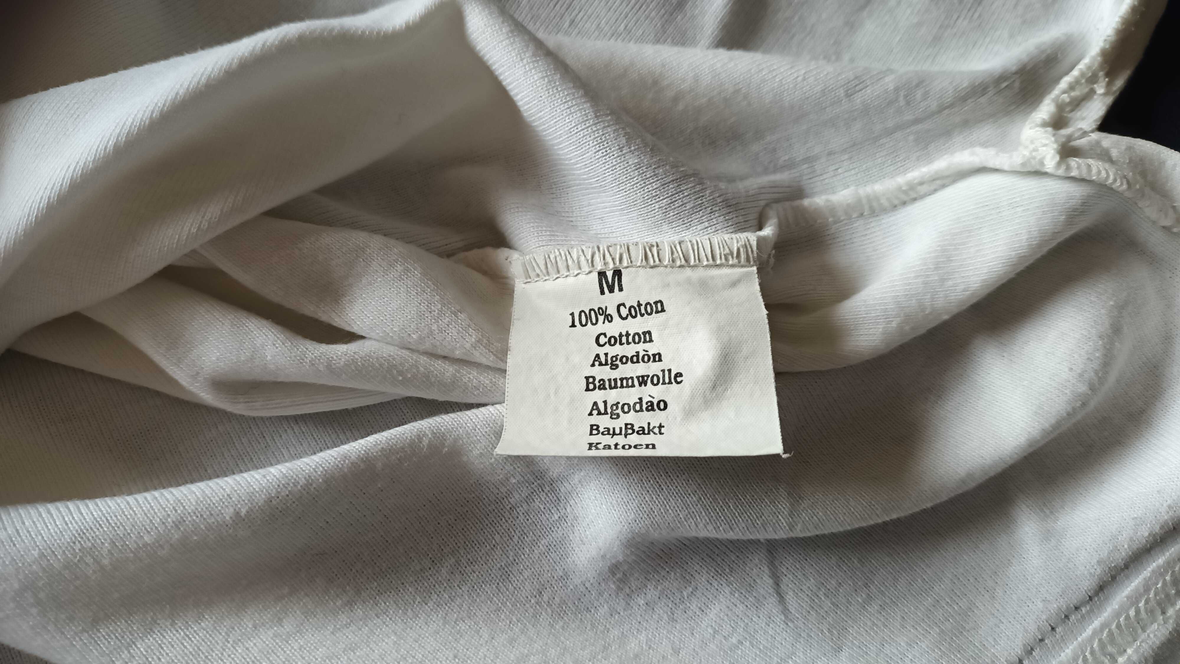 Polo em branco com risca azul