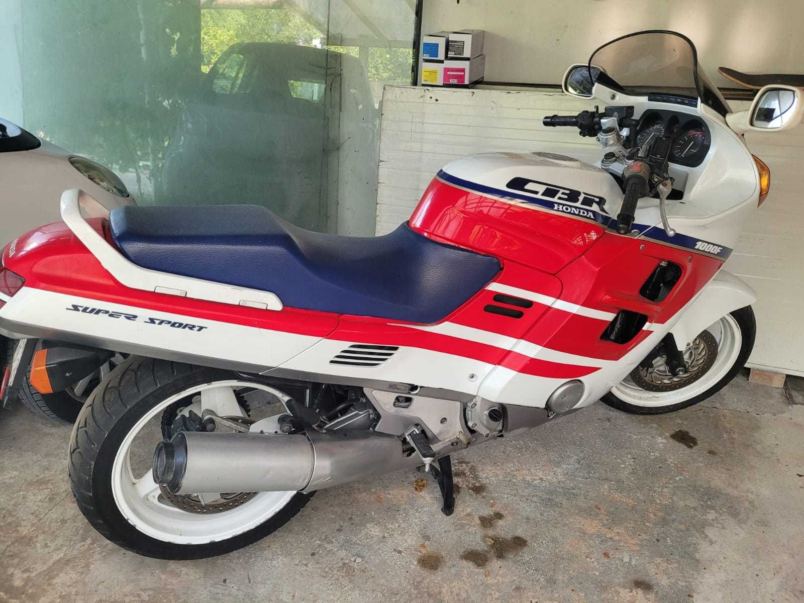 CBR 1000F em razoável estado para a idade