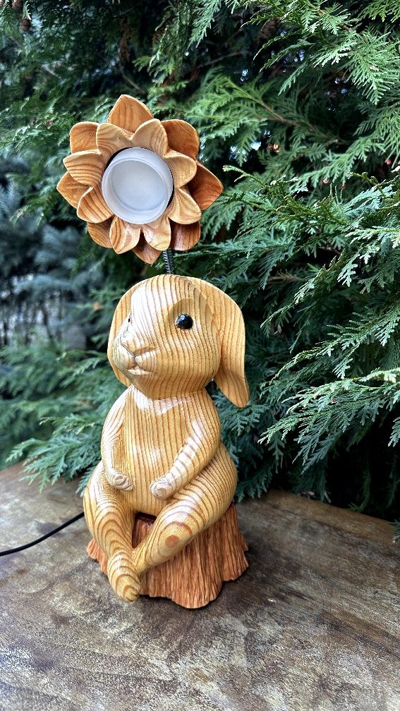 Lampa biurkowa ręcznie rzeźbiona