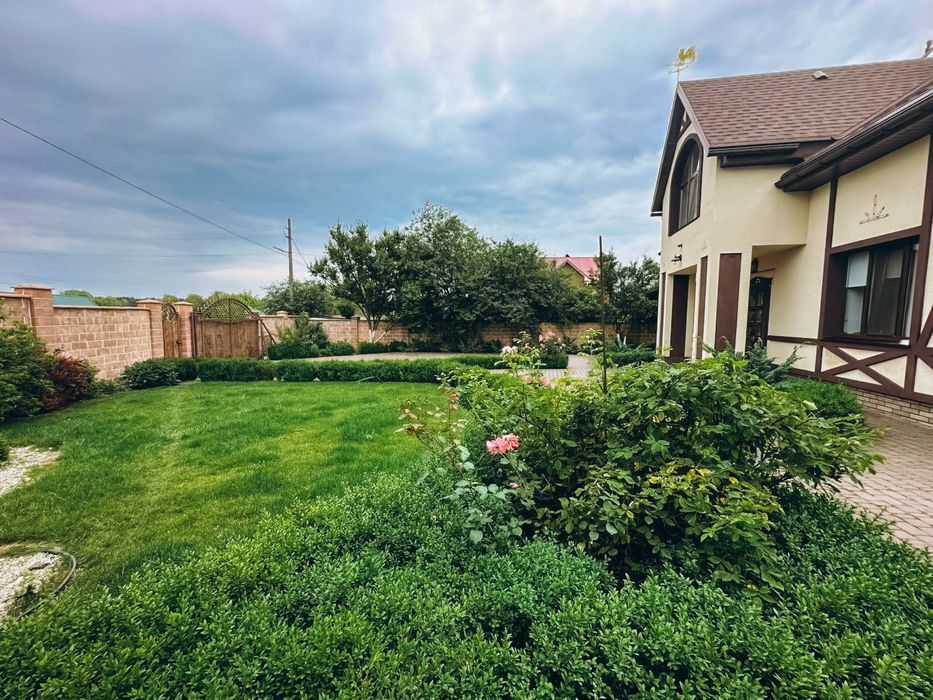 Продаж будинку з ремонтом. Центр. Велика ділянка. Озеро поруч.