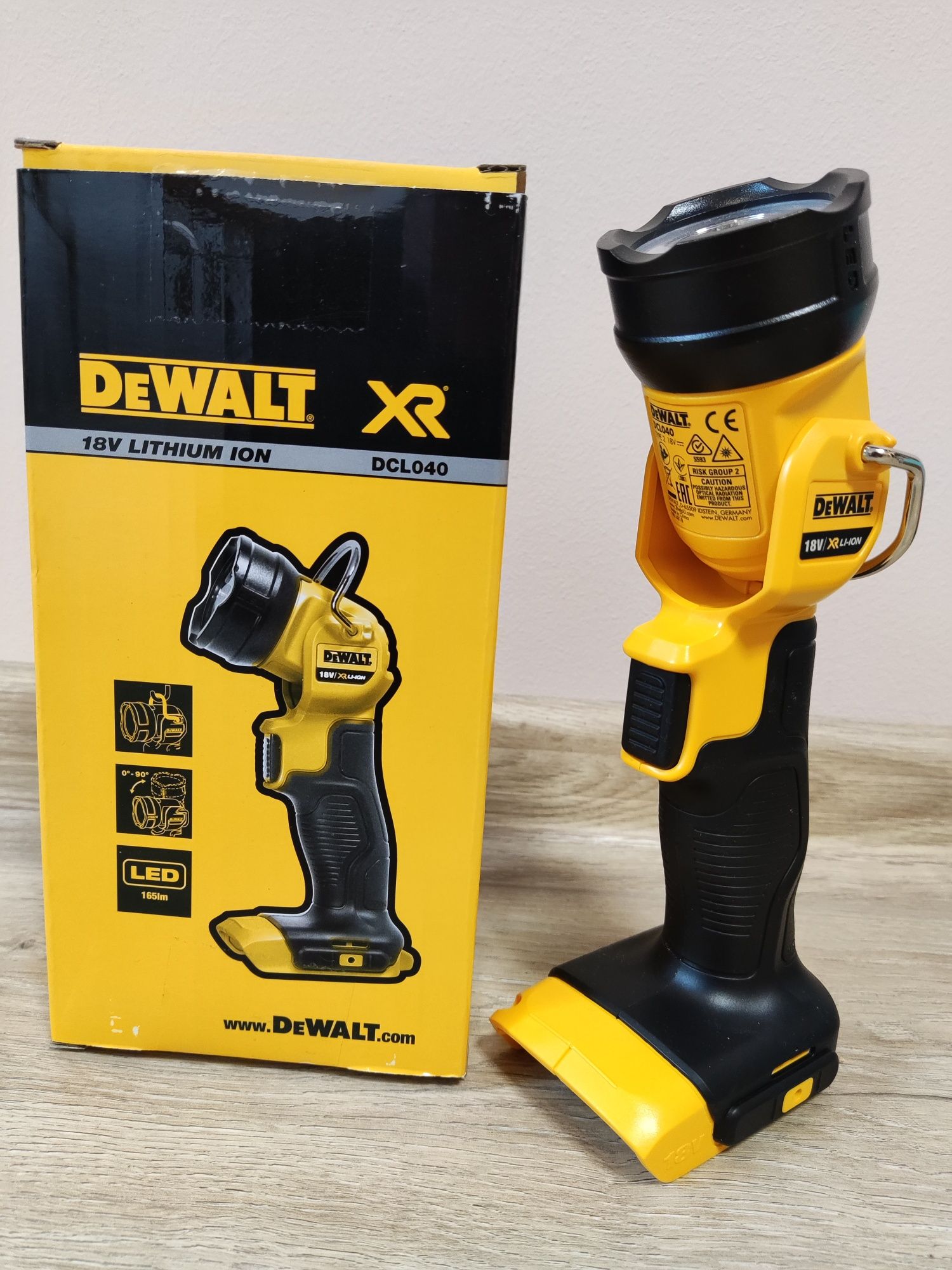 Акция! Фонарь DeWALT DCL040