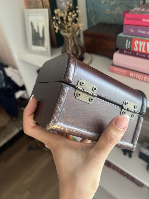 Drewniana szkatułka na bizuterię drobiazgi troche retro