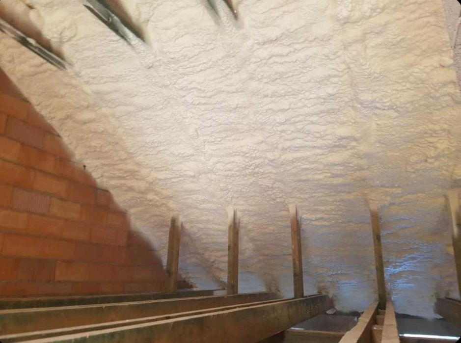 Ocieplanie pianką PUR oraz wdmuchiwanie wełny i celulozy