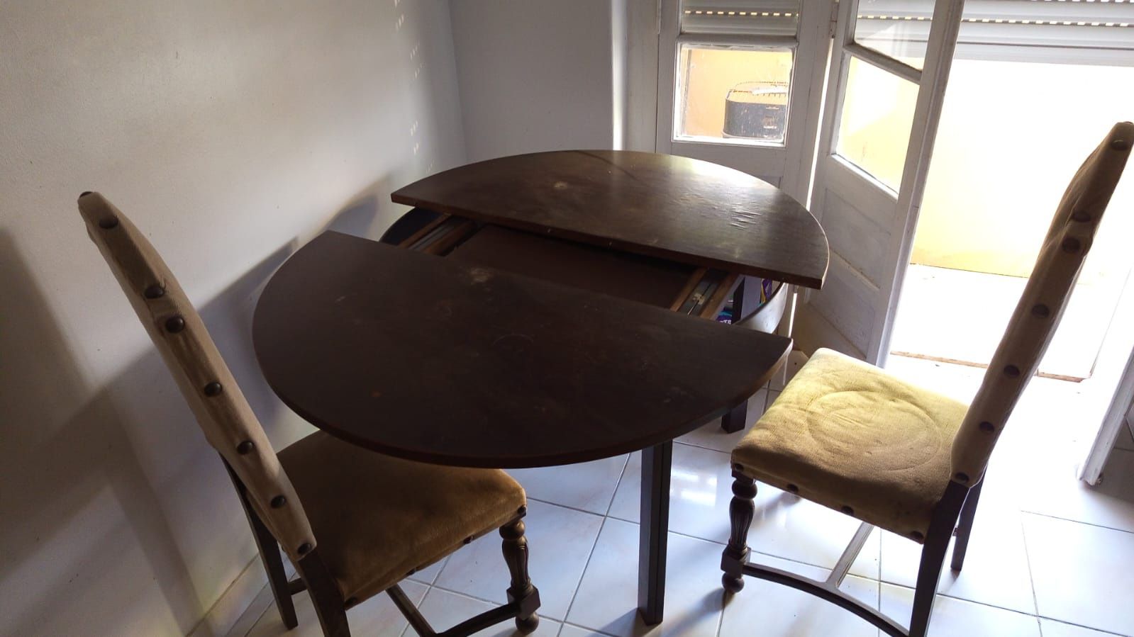 Mesa madeira extensível com 2 cadeiras