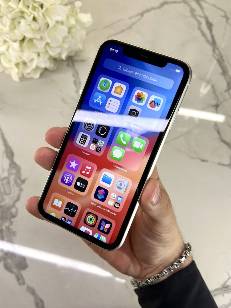 Чудовий iPhone 11 Silver Neverlock (Магазин Гарантія) 64GB