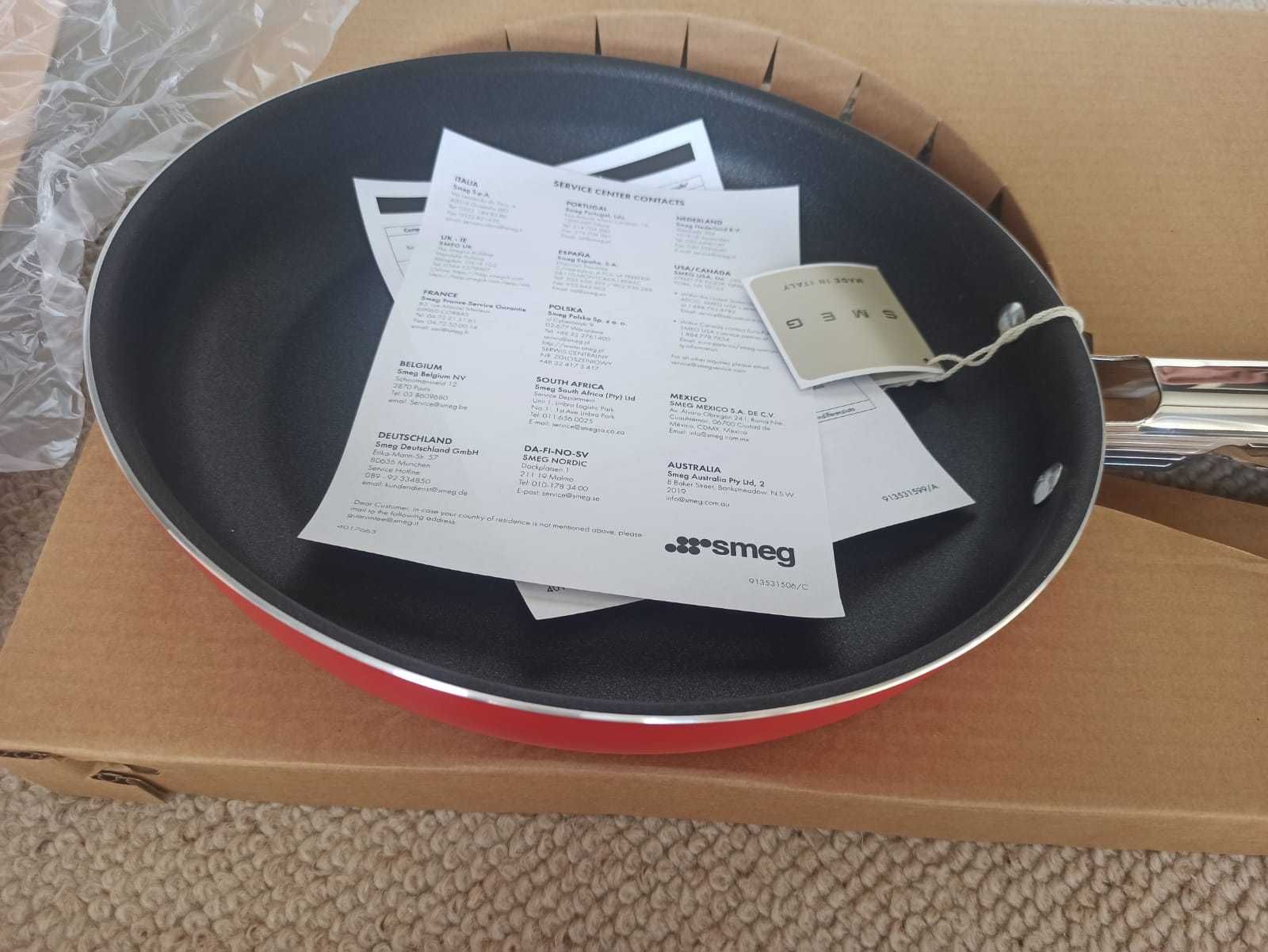 Nowa wielka ciężka patelnia SMEG 50's Style 28cm czerwona CKFF2801RDM
