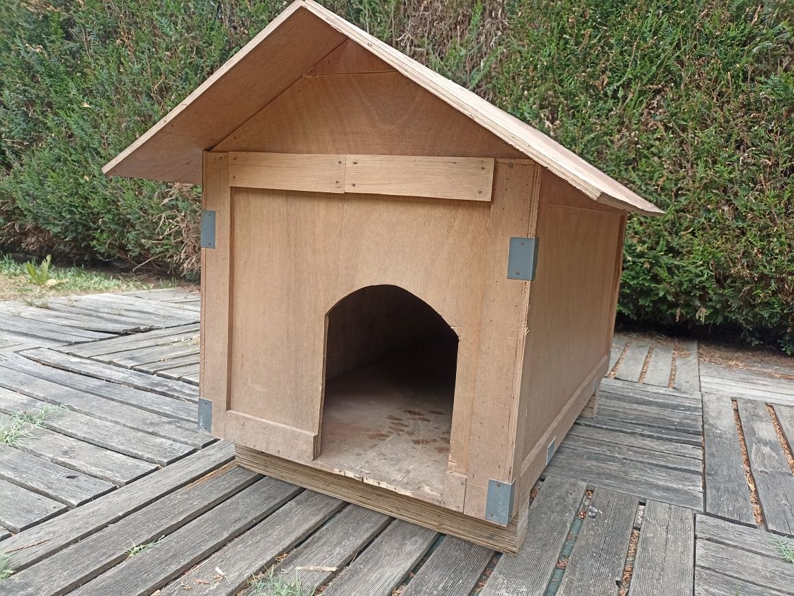 Casota para cães (porte médio) em madeira maciça, en ótimo estado
