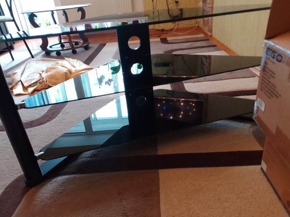 Столик кутовий. Тумбочка скляна для телевізора. В ідеальному стані.