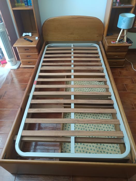 Cama em pinho mel com móvel