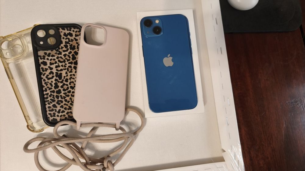 Телефон iPhone 13