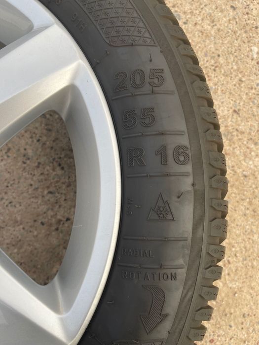 Oryginalne felgi z oponami zimowymi VW Golf 16 cali 4 szt.