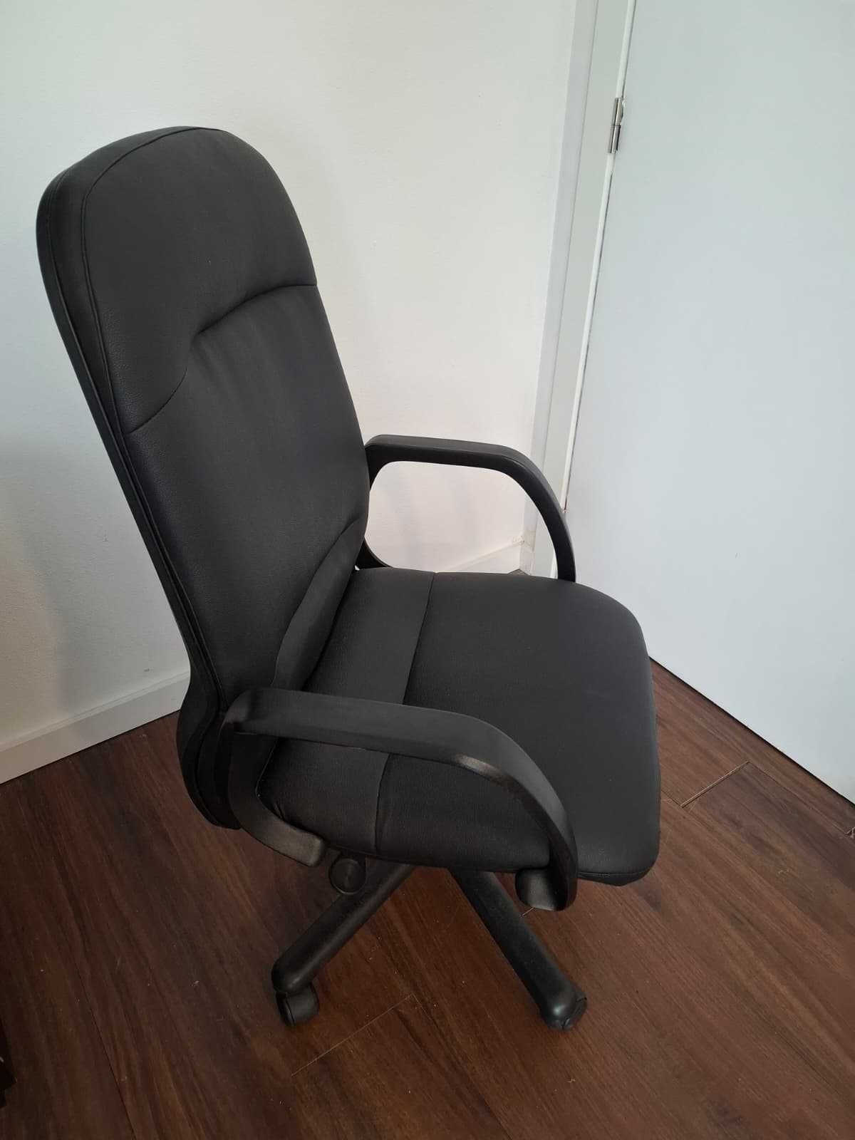 Cadeira de escritório em pele