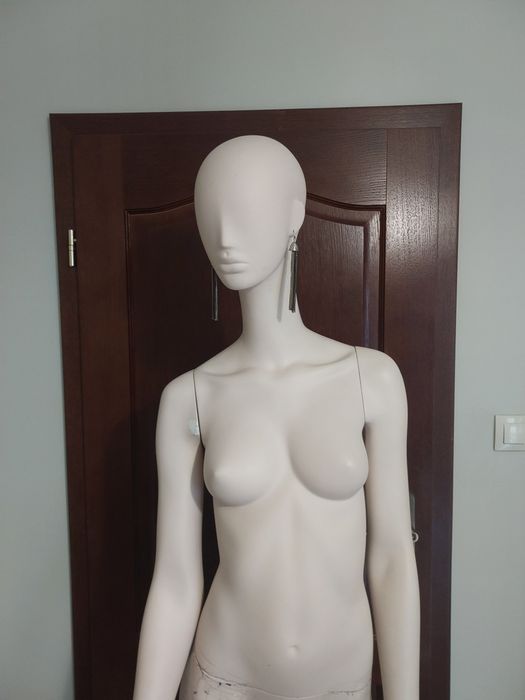 Manekin damski , wysokość ok 180cc, na szklanej podstawie