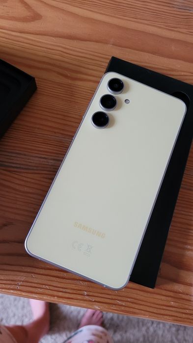 Samsung Galaxy S24 FE- Żółty plus akcesoria