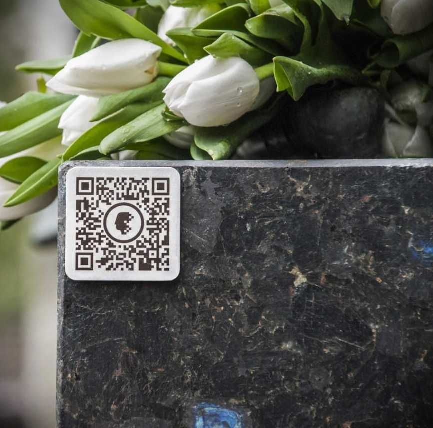 Таблички на пам'ятник з qr кодом