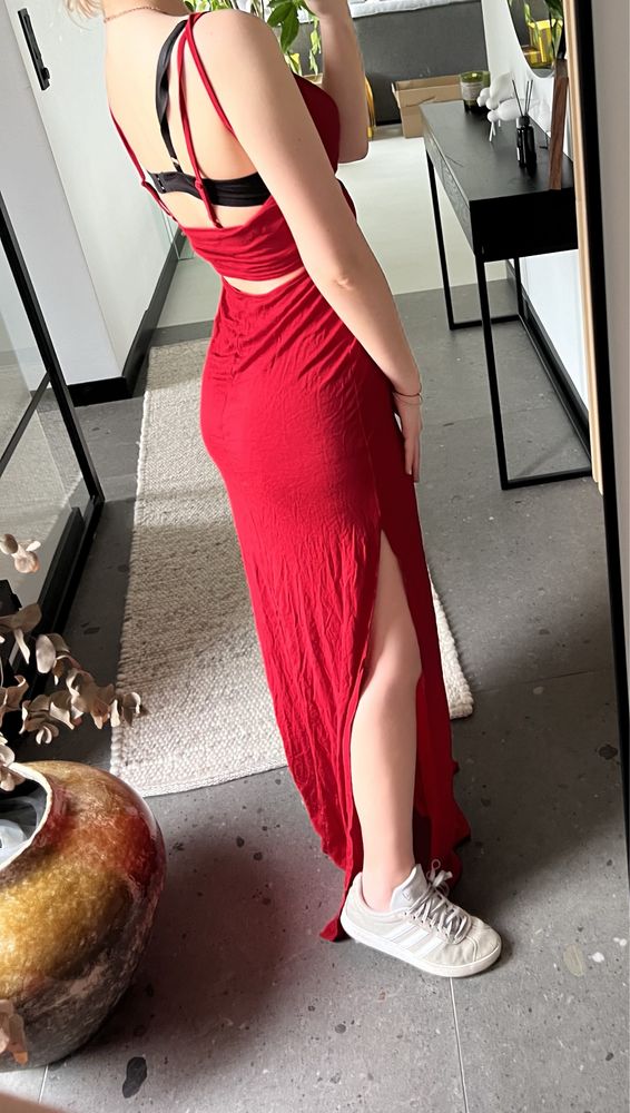 Czerwona maxi/długa sukienka na ramiączkach na lato