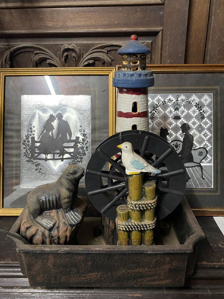 Fonte de Água Decorativa com Farol e Animais Marinhos