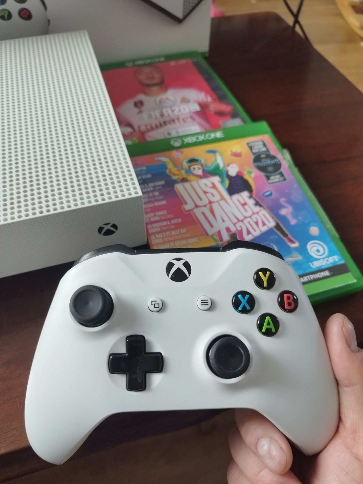 Xbox one S + Kinect + Pad + just Dance 2019FIFA Fortnite