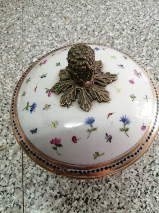 Peça Com Pega Em Relevo de Bronze Com Mais de 70 ANOS  Galerias MIRIAM