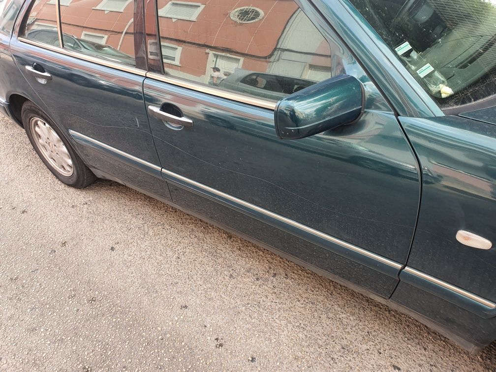 Mercedes e 220 

Carro necessista de alguns cuidado