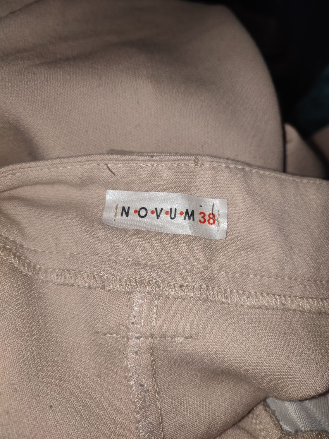 Materiałowe spodnie z wysokim stanem z paskiem Novum 38