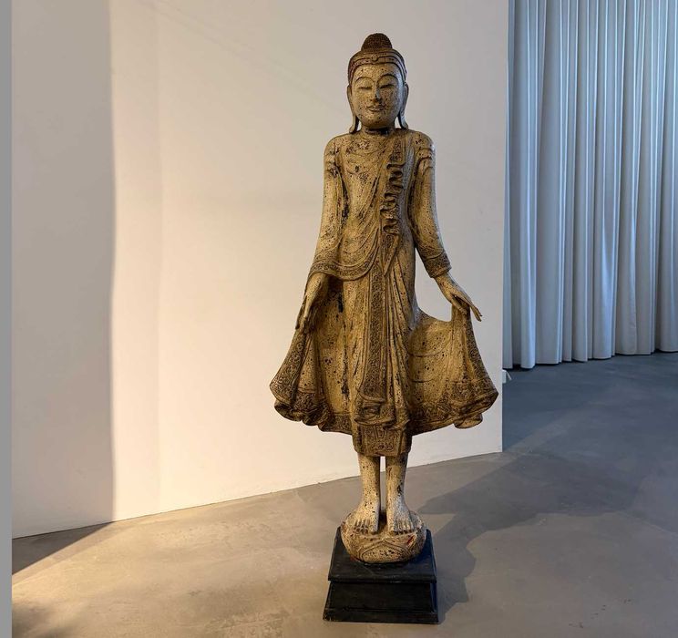 Estátua de Buda. Feita de madeira. Antigo.