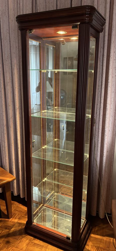 Cristaleira vitrine com iluminação e mesa baixa