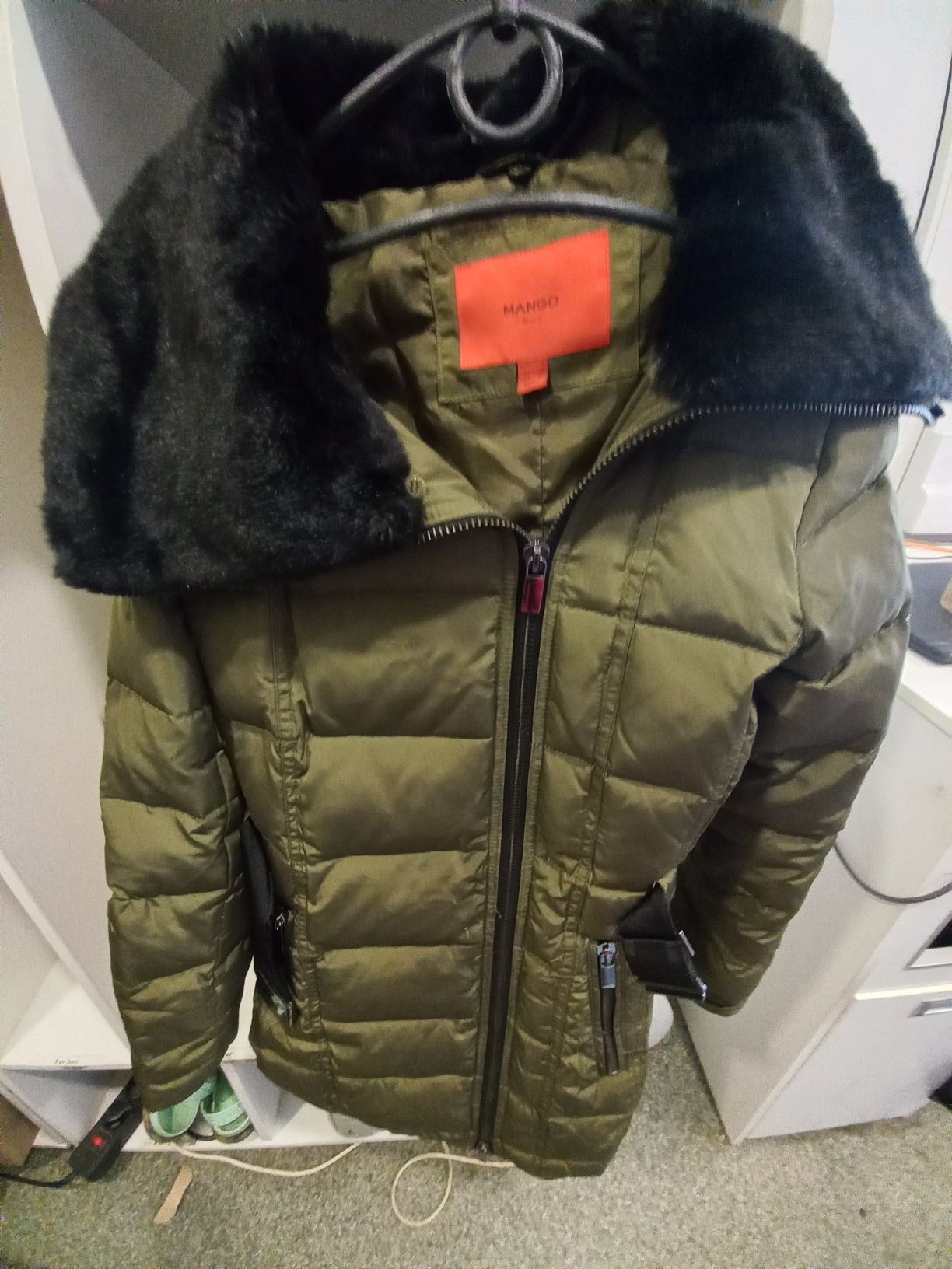 Продам зимову куртку Mango