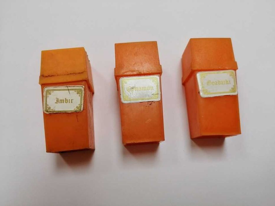 Trzy pojemniczki na przyprawy z okresu PRL. Imbir Cynamon Goździki.