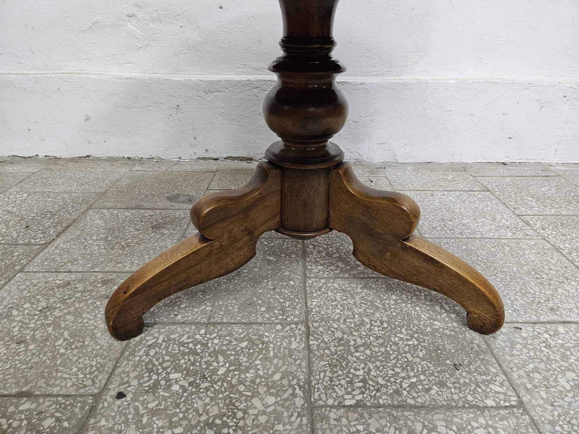Stylowy stół na trójnogu Francja /