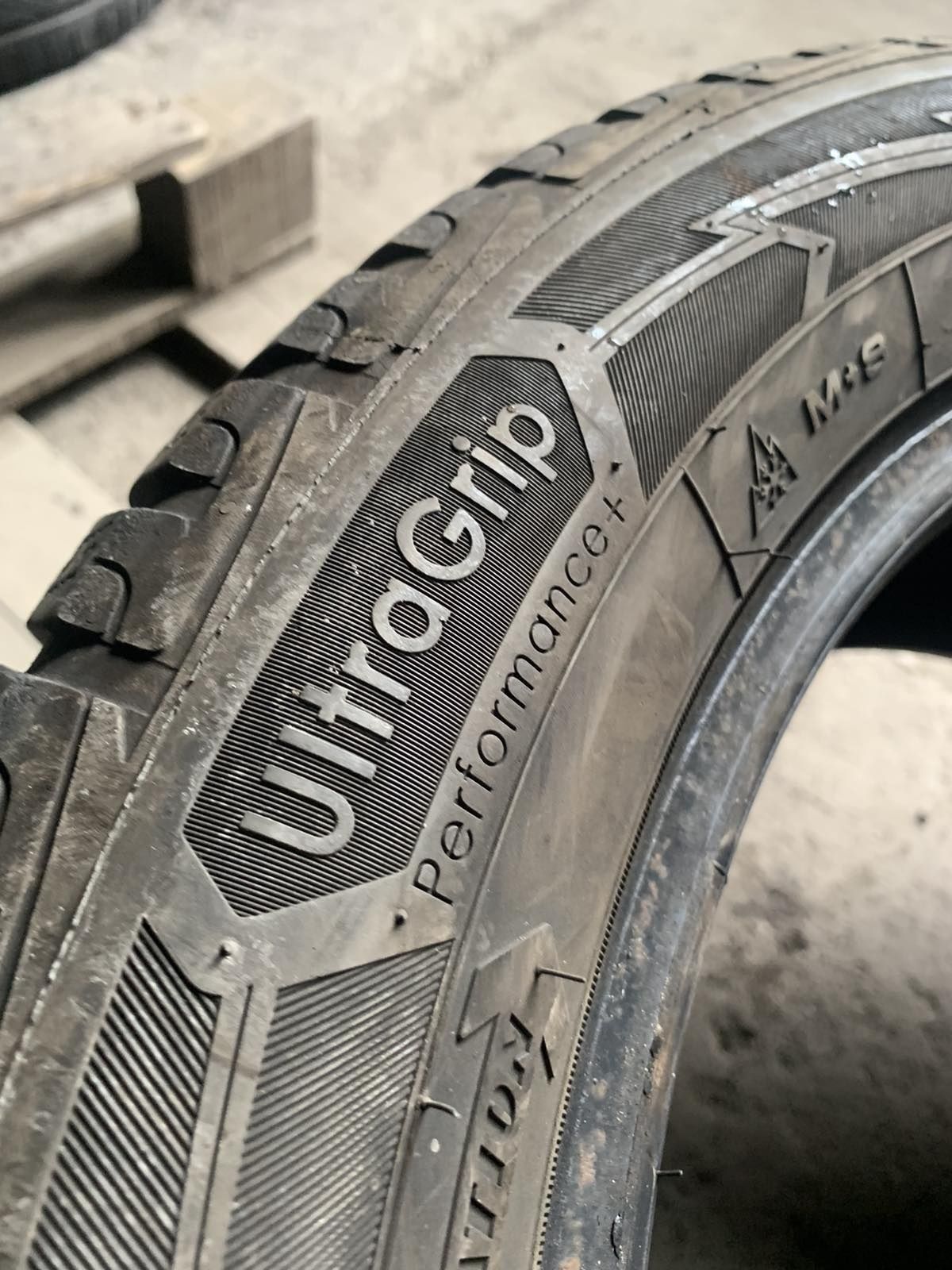 225.55.17 GoodYear 2шт зима БУ склад шины резина из Европы 55 R17