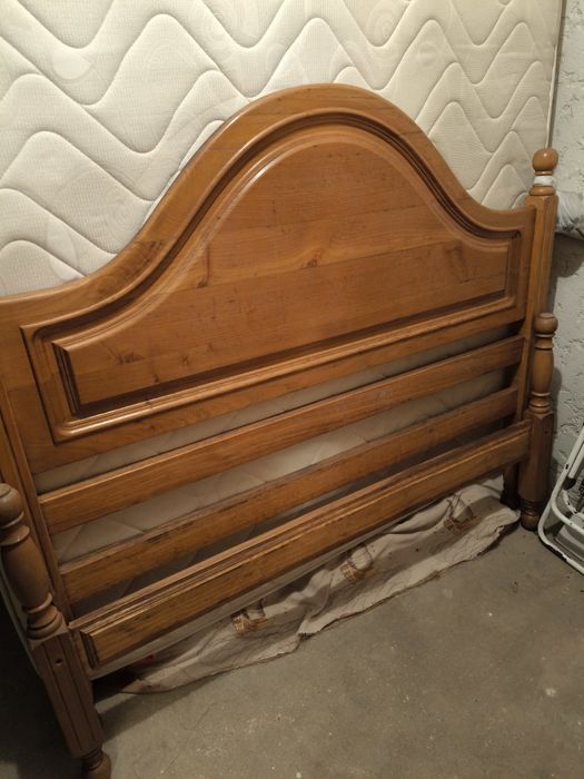 Cama com mesa cabeceira