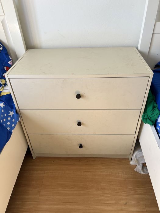 IKEA Cama e mesa lateral