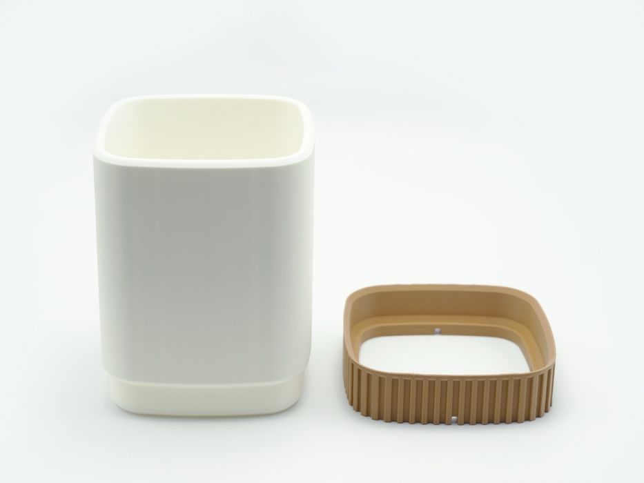 Kubek na szczoteczki z podstawką i odpływem wody – druk 3D