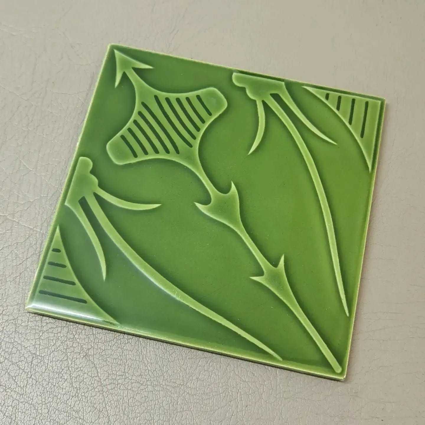 Quadra de azulejos verde modernistas com relevo Cesol 15x15cms