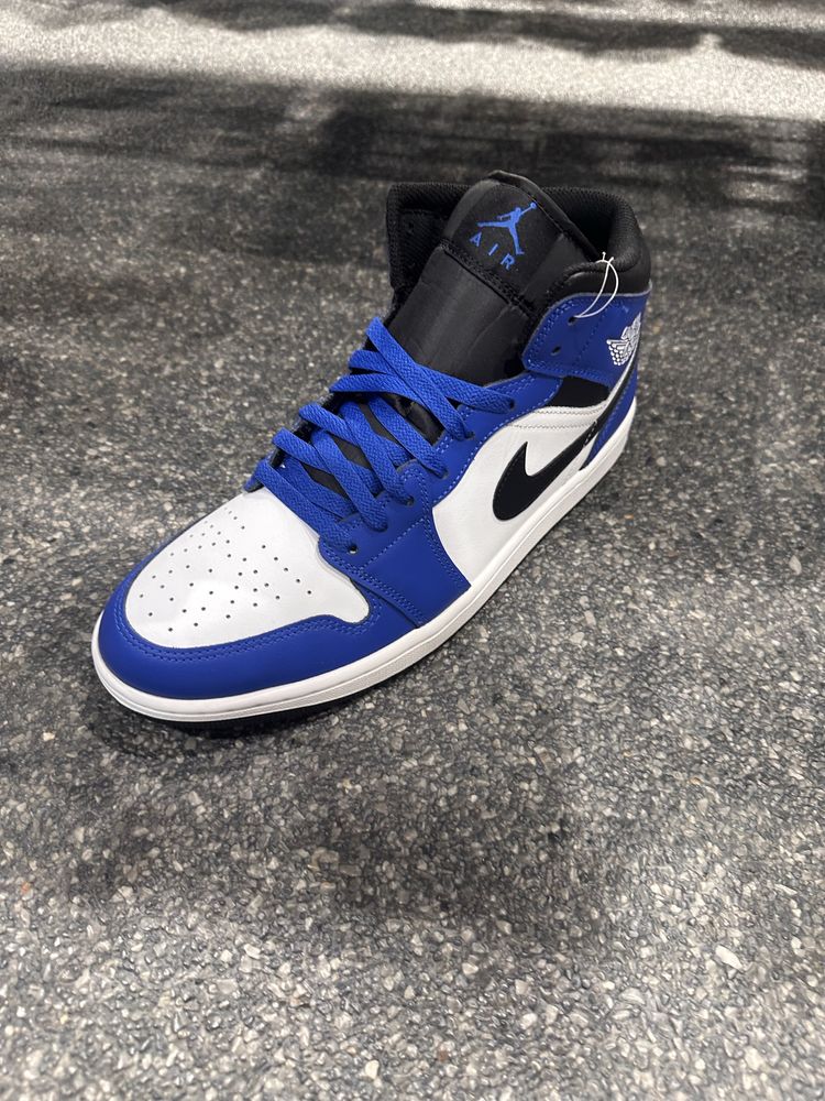 Jordan 1 Mid Royal