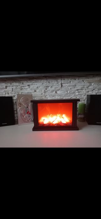 Kominek na baterie, gdy jest włączony wygląda jak prawdziwy.