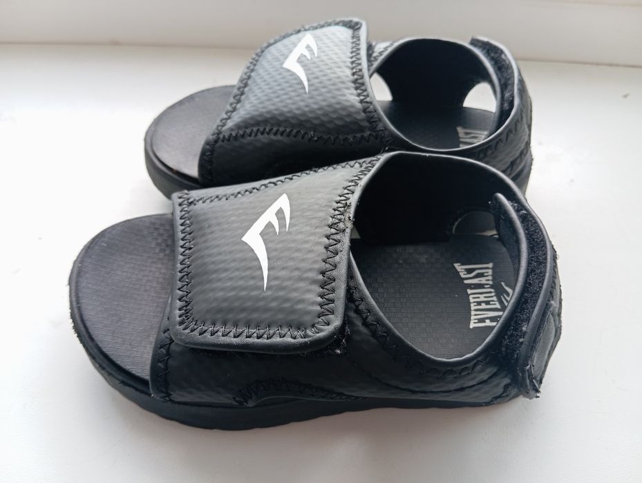 Сандали детские фирменные Everlasti черные .новые. Вышлю